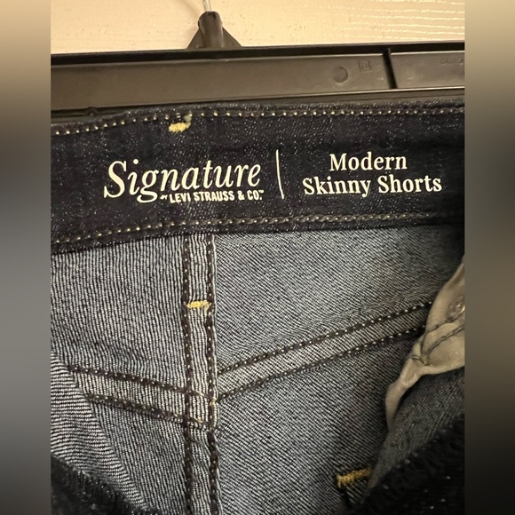 Levi’s Modern Skinny Shorts Size 8 NWT - Picture 2 of 7